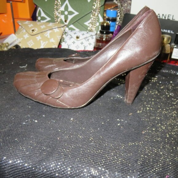 BOGO BCBGeneration BCBGirls Brown Leather Retro Prep Chunky Heel Button Pumps 8 - Picture 1 of 12